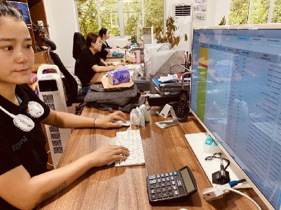 Mitarbeiter am Computer fokussiert auf die Arbeit.